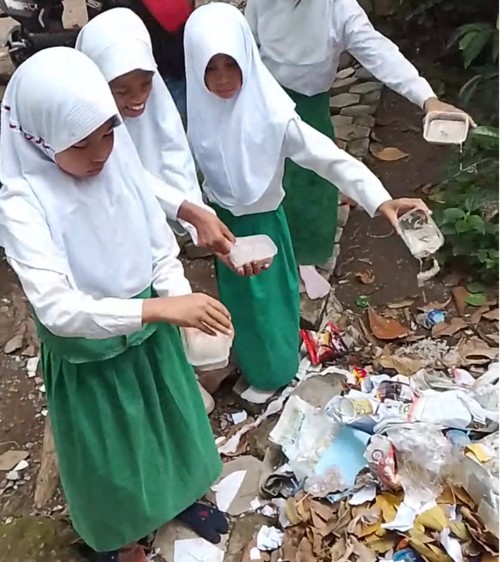 Siswa MIN Ngali, Kecamatan Belo, Kabupaten Bima, NTB, membuang paket MBG yang diduga basi, Senin, (2/3/2026). (Istimewa)