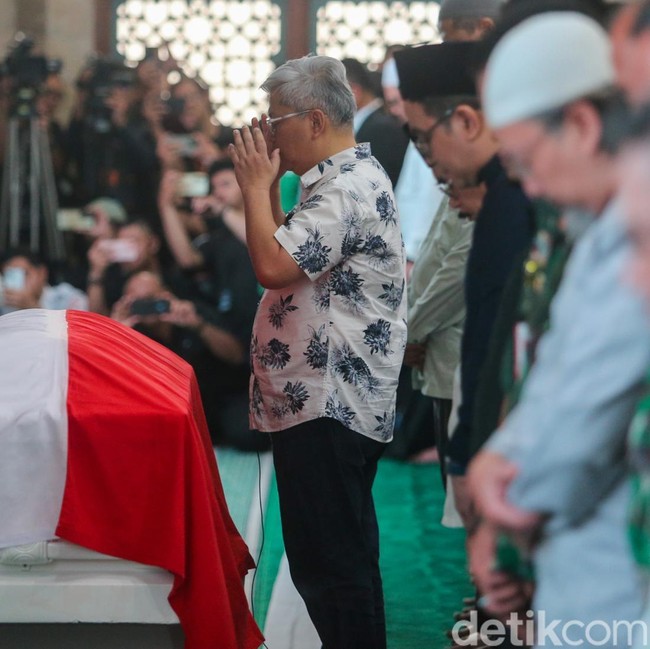 Suasana Haru Iringi Salat Jenazah Try Sutrisno di Masjid Agung Sunda Kelapa