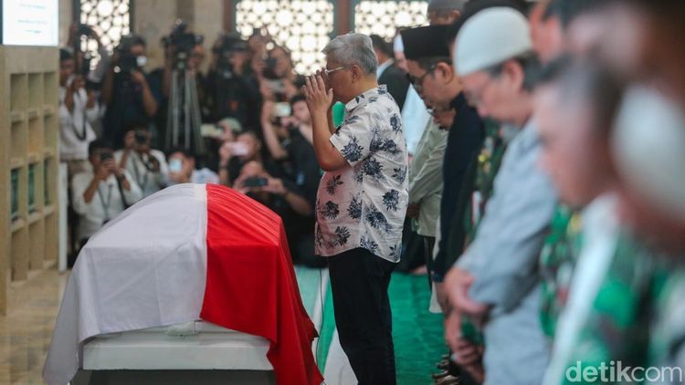 Suasana Haru Iringi Salat Jenazah Try Sutrisno di Masjid Agung Sunda Kelapa