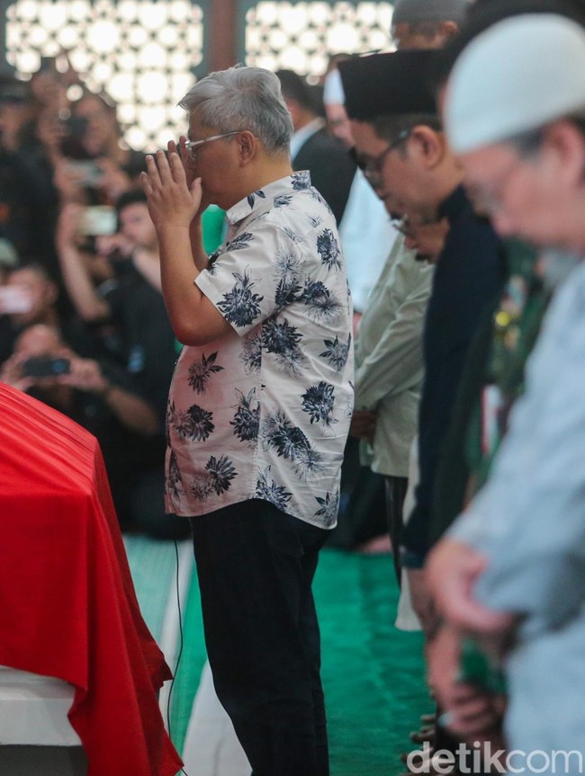 Suasana Haru Iringi Salat Jenazah Try Sutrisno di Masjid Agung Sunda Kelapa