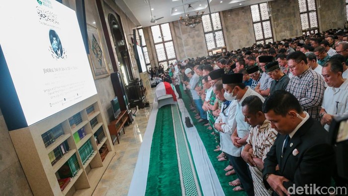 Suasana haru menyelimuti Masjid Agung Sunda Kelapa, Jakarta Pusat, saat salat jenazah Wakil Presiden ke-6 Republik Indonesia, Try Sutrisno, digelar pada Senin (2/3/2026). Ribuan pelayat memadati area masjid untuk memberikan penghormatan terakhir kepada almarhum.