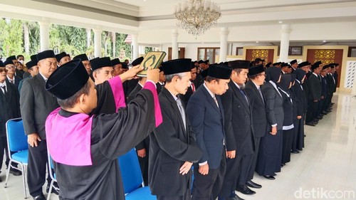 Suasana pelantikan 107 kepala sekolah dasar se-Kabupaten Lombok Timur, NTB, Senin (2/3/2026). (Foto: Sanusi Ardi W/detikBali)