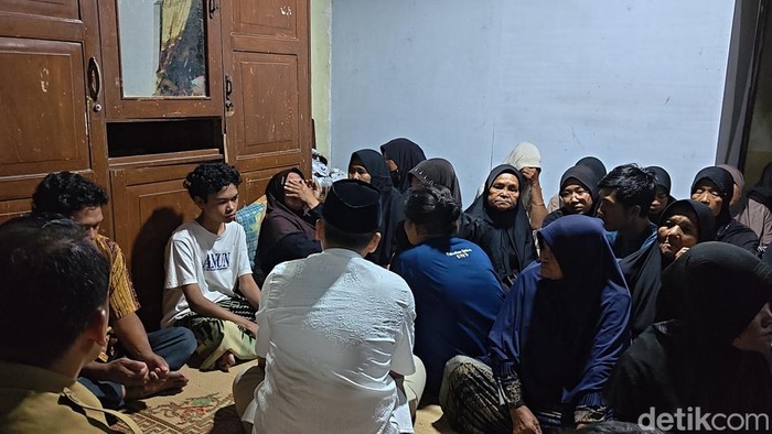 Suasana rumah duka karyawan PLTSa yang jatuh ke mesin Pemilah Sampah, Senin (2/3/2026).