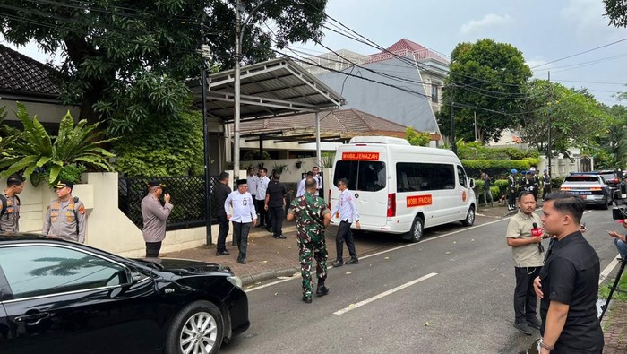 **Jenazah Wapres ke-6 RI Try Sutrisno Tiba di Rumah Duka Menteng, Suasana Duka Merengkuh Jakarta**
