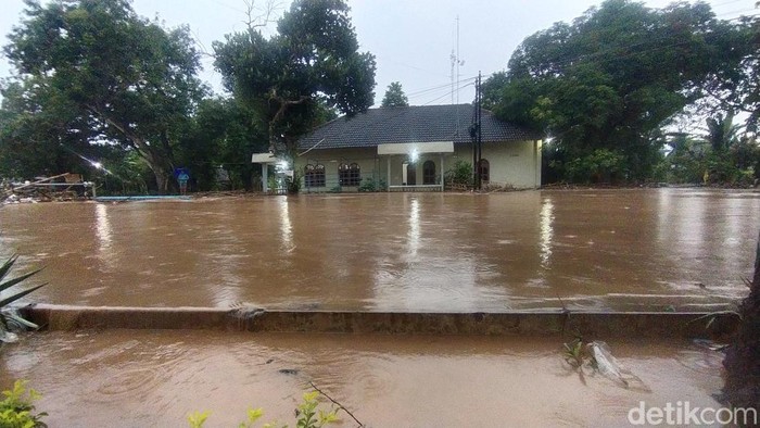 Sungai Tanjung Nganjuk meluap