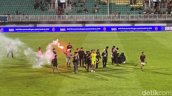 Aksi suporter masuk lapangan, menyalakan flare dan petasan membuat PSM Makassar terancam sanksi berat dari Komdis PSSI.