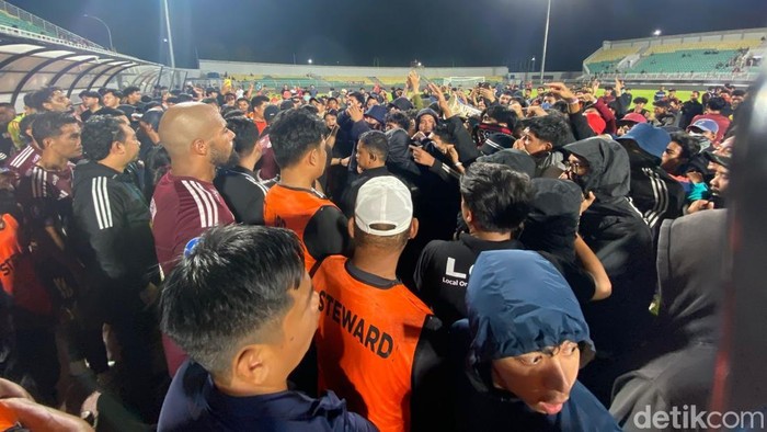 Suporter PSM Makassar mengamuk masuk lapangan mencari Tomas Trucha gegara kalah dari Persita Tangerang.