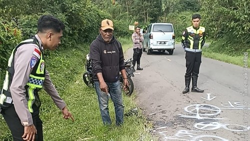 Polisi olah TKP tabrakan maut dua motor di jalan Trans Flores Matalolo-Bajawa, Ngada, NTT, Minggu (1/3/2026).(Humas Polres Ngada)
