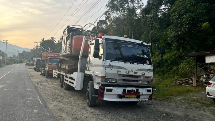 Dua eskavator saat disita petugas diduga untuk menambang dikawasan hutan produksi terbatas (HPT), wilayah KPH VIII, Kabupaten Madina.