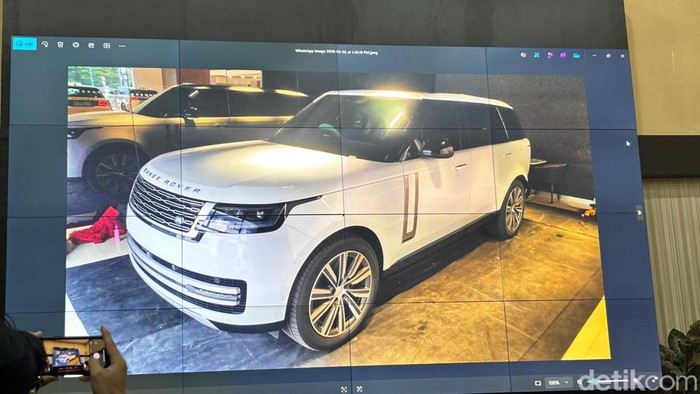 Tampilan mobil dinas Gubernur Kaltim yang dibeli pada November 2025 dan diklaim masih berada di Jakarta.