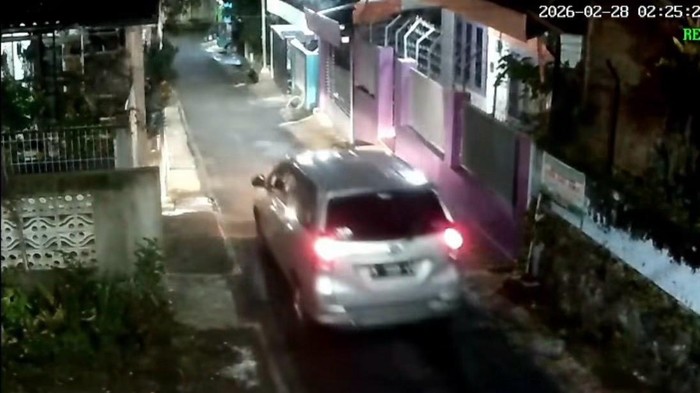 Tangkapan layar rekaman CCTV saat pelaku membawa kabur mobil avanza curian