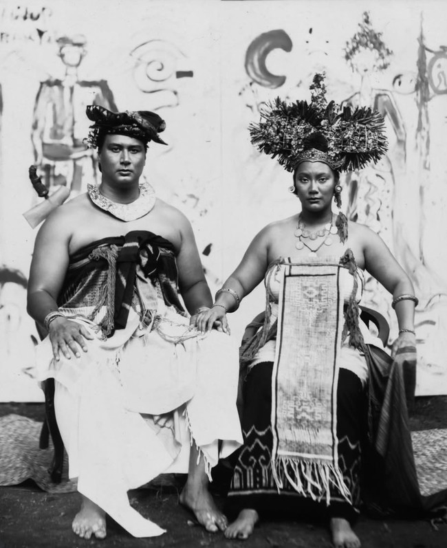 Tara Basro membagikan hasil pemotretannya bersama suami yang terlihat unik dan estetik dengan menggunakan kamera kuno. Beberapa foto tampil dalam format hitam putih yang membuat hasilnya terlihat seperti dokumentasi zaman dulu. Foto: Instagram/@tarabasro