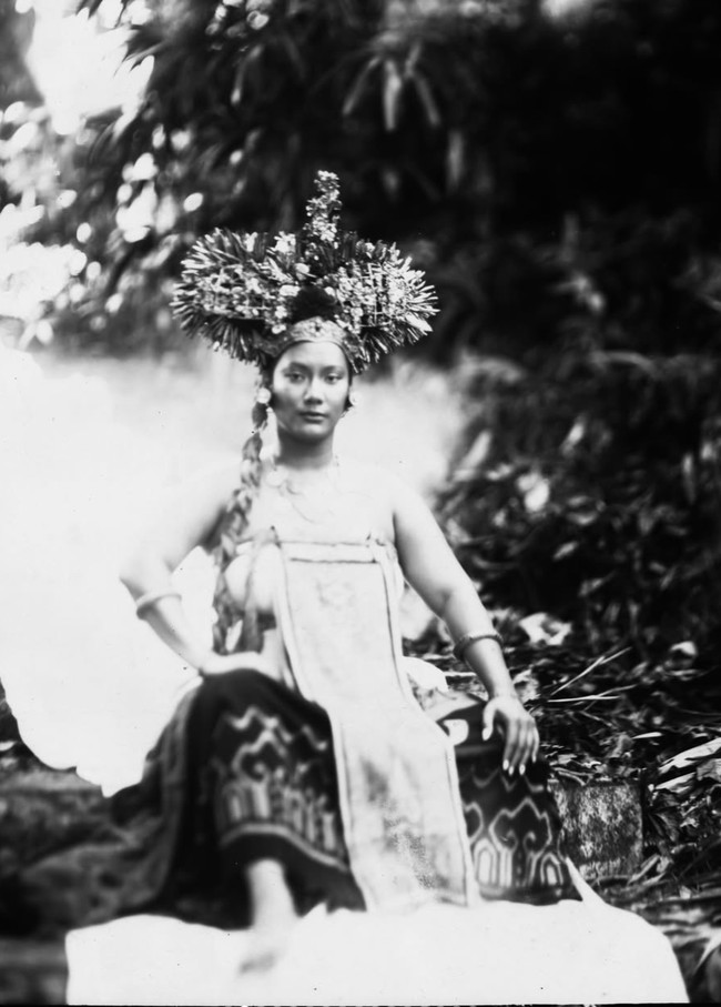 Tara mengenakan kemben khas Bali yang dipadukan dengan kain tenun bermotif etnik. Pada bagian depan terdapat kain panjang dengan detail motif geometris. Busana ini membuat tampilannya terlihat anggun sekaligus kuat. Foto: Instagram/@tarabasro