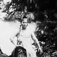 Tara mengenakan kemben khas Bali yang dipadukan dengan kain tenun bermotif etnik. Pada bagian depan terdapat kain panjang dengan detail motif geometris. Busana ini membuat tampilannya terlihat anggun sekaligus kuat. Foto: Instagram/@tarabasro