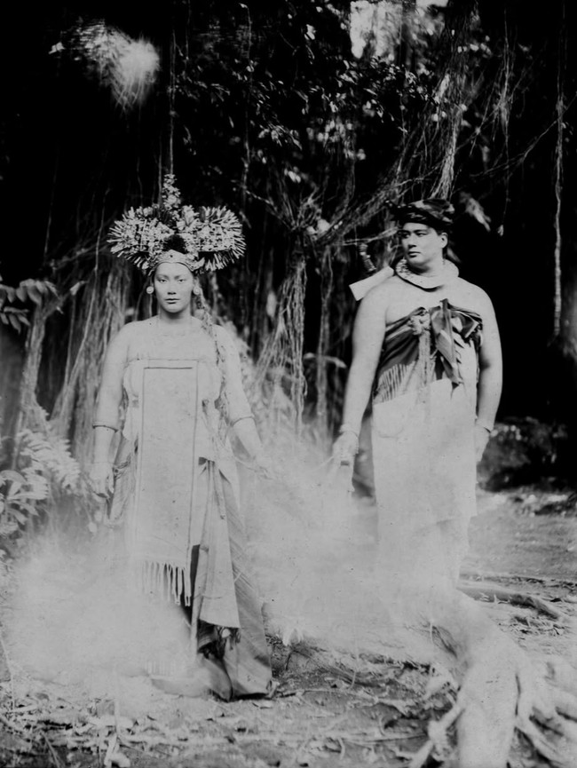 Kompak dengan sang istri, suami Tara, Daniel Adnan, juga mengenakan busana adat Bali. Kenakan busana adat tersebut, keduanya pancarkan aura bak raja dan ratu Bali. Foto: Instagram/@tarabasro