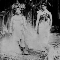 Kompak dengan sang istri, suami Tara, Daniel Adnan, juga mengenakan busana adat Bali. Kenakan busana adat tersebut, keduanya pancarkan aura bak raja dan ratu Bali. Foto: Instagram/@tarabasro