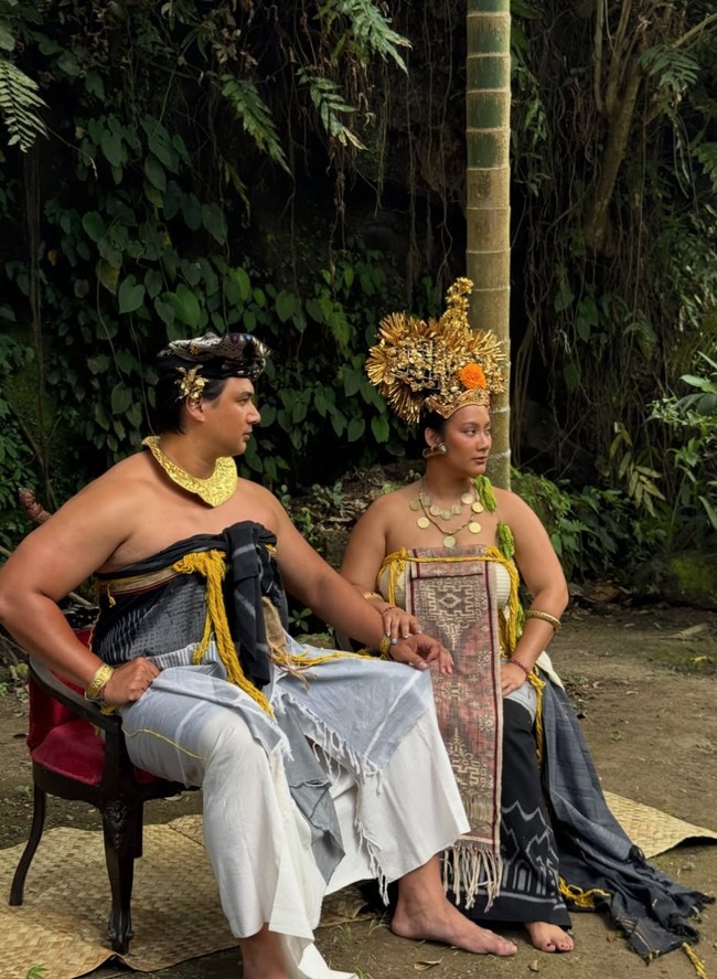 Tara juga membagikan beberapa foto-fotonya yang berwarna. Terlihat penampilan Tara yang tetap natural dengan pulasan makeup minimalis. Foto: Instagram/@tarabasro