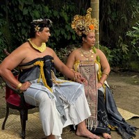 Tara juga membagikan beberapa foto-fotonya yang berwarna. Terlihat penampilan Tara yang tetap natural dengan pulasan makeup minimalis. Foto: Instagram/@tarabasro