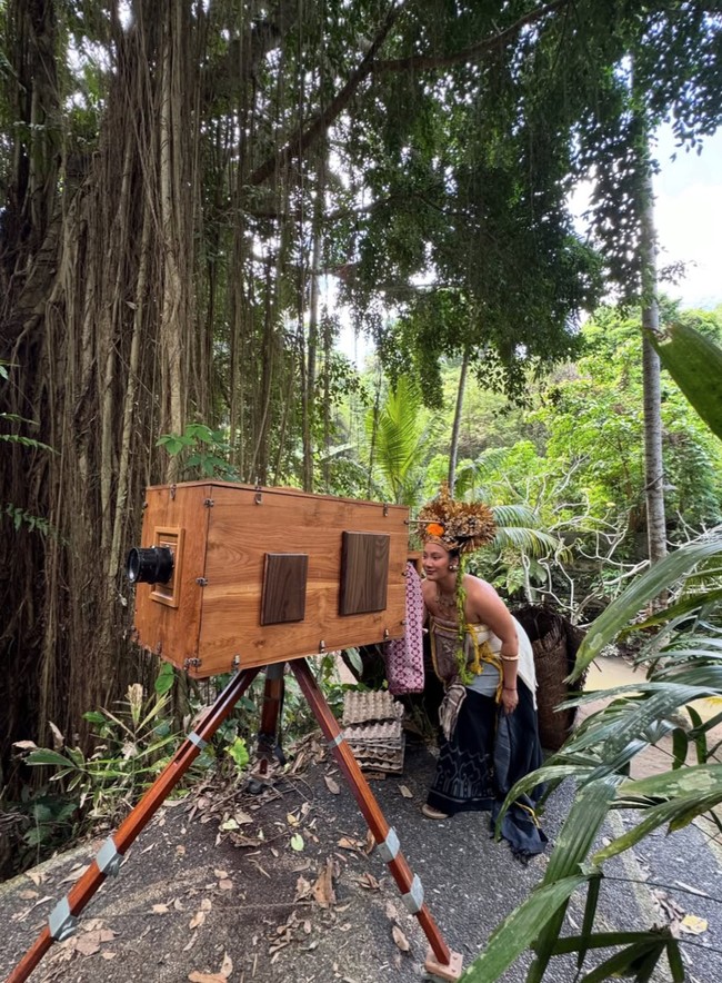 Tara juga membagikan foto di balik layar saat dirinya mencoba melihat dari kamera kuno yang digunakannya untuk pemotretan. Foto: Instagram/@tarabasro
