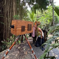 Tara juga membagikan foto di balik layar saat dirinya mencoba melihat dari kamera kuno yang digunakannya untuk pemotretan. Foto: Instagram/@tarabasro