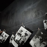 Gunakan kamera kuno, foto-foto hasil pemotretan Tara dan suami juga melewati sejumlah proses, salah satunya seperti dalam foto satu ini. Foto: Instagram/@tarabasro