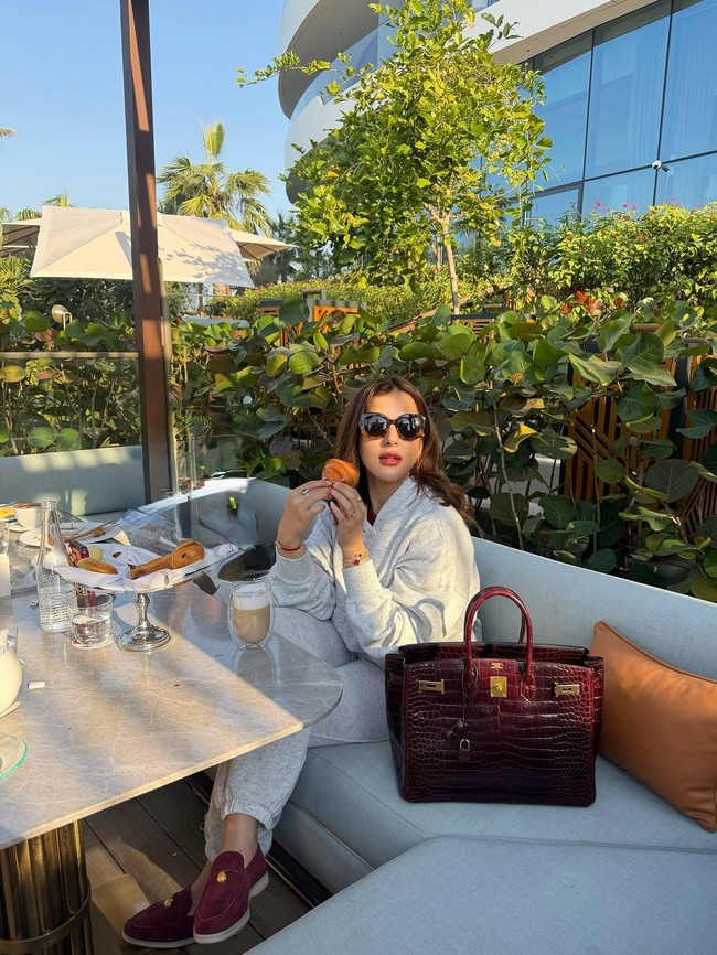 Mewah! Tasya Farasya Makan Croissant di Dubai hingga Ngopi di Mekkah