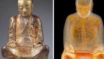 Jasad biksu Buddha berusia 1000 tahun ditemukan di dalam patung Buddha kuno. Sebuah patung Buddha duduk yang dibawa dari sebuah kuil di Tiongkok ke pasar di Belanda mengungkapkan rahasia luar biasa -- seorang biksu mumi berusia 1.000 tahun. Mumi tersebut ditemukan, terbungkus dalam rongga di patung itu, ketika seorang pembeli pribadi membawanya ke seorang ahli untuk direstorasi. Tidak jelas kapan atau bagaimana patung itu dipindahkan dari Tiongkok. Foto: Boredpanda