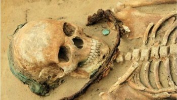 Sabit besi ditemukan melingkari leher dua wanita dewasa yang dimakamkan di Polandia! Beberapa peneliti percaya bahwa pisau melengkung itu diletakkan di sekitar kerangka karena takut akan vampirisme. Namun, sebuah studi baru menunjukkan bahwa penguburan yang tidak biasa tersebut merupakan bukti praktik pemakaman anti-setan. Ritual ini dimulai untuk mencegah orang mati bangkit dan meneror orang hidup. Selain itu, mereka yang meninggal secara tiba-tiba tanpa transisi yang mulus dari kehidupan ke kematian, diyakini berisiko menjadi setan. Foto: Boredpanda