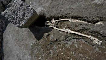Pria Paling Sial di Pompeii, lokasi letusan dahsyat Gunung Vesuvius yang menewaskan seluruh kota pada tahun 79 M, ditemukan seorang pria yang diduga tewas tertimpa batu besar yang jatuh. Meskipun para arkeolog kemudian menemukan bahwa kepala dan bagian atas tubuh pria itu masih utuh, mereka awalnya menduga bahwa batu itu menimpanya saat ia mencoba melarikan diri, terhalang oleh infeksi di kakinya. Foto: Boredpanda