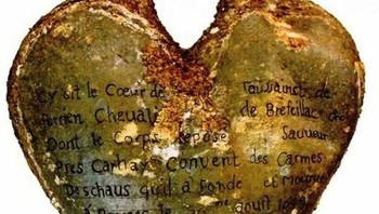 Cinta sejati abadi bagi Louise de Quengo, Nyonya Brefeillac. Janda itu meninggal pada tahun 1656 dan dimakamkan dengan sebuah benda yang agak mengejutkan: jantung suaminya. Toussaint Perrien, Ksatria Brefeillac, meninggal pada tahun 1649. Seperti yang kadang dilakukan pada waktu itu, jantungnya diambil, diawetkan, dan dimasukkan ke dalam guci timah. Pada masa itu, umum untuk dimakamkan dengan jantung suami atau istri, kata Fatima-Zohra Mokrane, seorang ahli radiologi di Rumah Sakit Rangueil di Rumah Sakit Universitas Toulouse di Prancis. Ini adalah aspek yang sangat romantis dalam pemakaman. Foto: Boredpanda