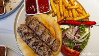 Terasultan: Menikmati Nasi Kebuli hingga Kofta di Pekarangan Masjid Istiqlal