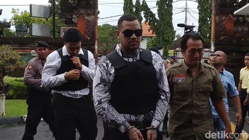 Dua terdakwa pembunuhan WN Australia menuju ruang sidang PN Denpasar, Senin (2/3/2026).