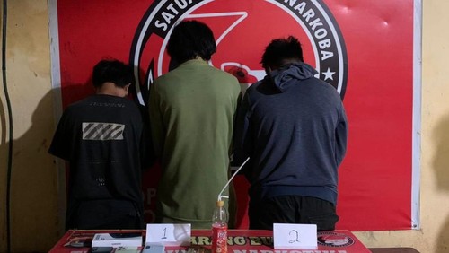 Tiga jaringan pengedar sabu di wilayah Bima, NTB yang ditangkap Polisi, Minggu, (1/3/2026). (Dok. Satresnarkoba Polres Bima Kota)