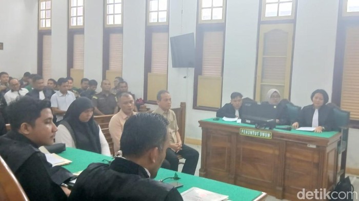 Tiga terdakwa korupsi anggaran BBM Kendaraan Sampah jalani sidang di PN Medan. (Foto: Juita Sinuhaji/detikSumut)