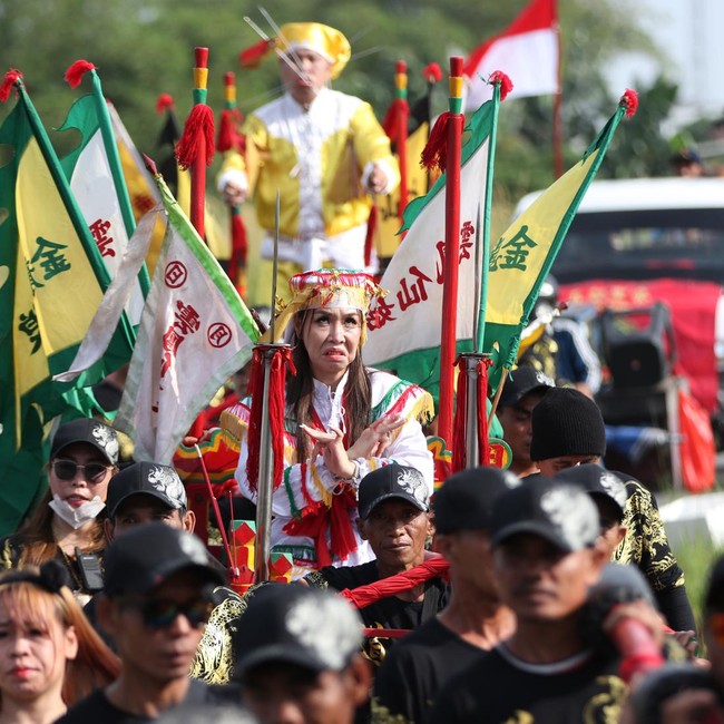 Tradisi Cuci Jalan Warnai Perayaan Cap Go Meh di Singkawang