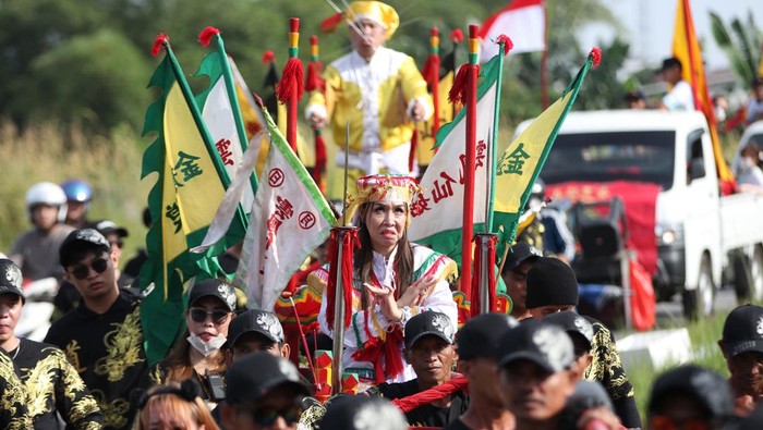 Dua dukun Tionghoa yang kerasukan arwah leluhur (tatung) beserta pengikut melaksanakan ritual Cuci Jalan atau Ket Sam Thoi di Kota Singkawang, Kalimantan Barat, Senin (2/3/2026). Sebanyak 727 tatung dan kelompok altar (media penyembahan roh leluhur) menggelar ritual Cuci Jalan di Singkawang untuk tolak bala serta membersihkan kota setempat dari hal-hal buruk menjelang perayaan Cap Go Meh. ANTARA FOTO/Jessica Wuysang/nym.