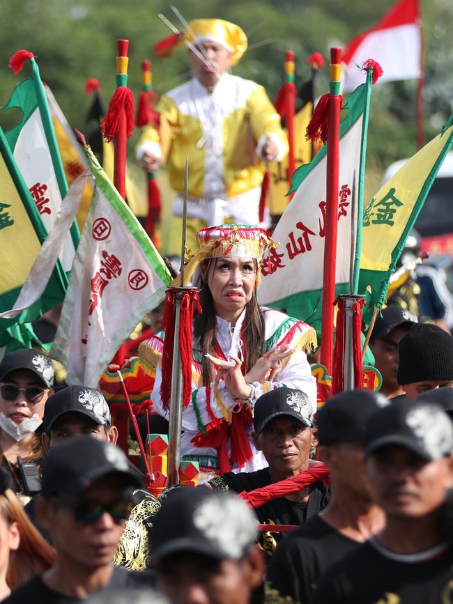 Tradisi Cuci Jalan Warnai Perayaan Cap Go Meh di Singkawang