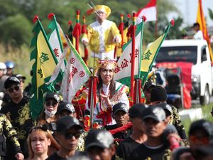 Tradisi Cuci Jalan Warnai Perayaan Cap Go Meh di Singkawang