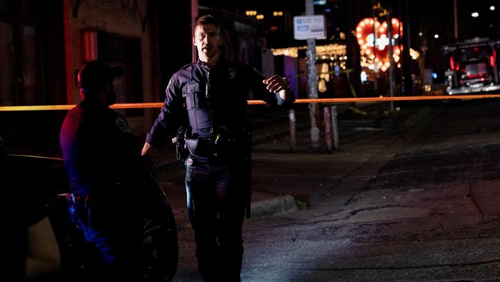 Suasana kawasan hiburan malam di Austin mendadak berubah mencekam setelah terjadi penembakan massal di luar Buford's, sebuah bar bergaya roadhouse yang populer di kota tersebut, pada Minggu (1/3/2026). REUTERS/Nuri Vallbona