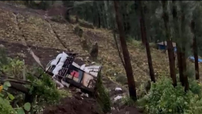 Truk masuk ke jurang gegara dihantam longsor