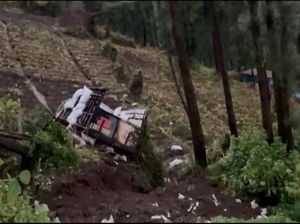Longsor Hantam 3 Kendaraan di Tosari Pasuruan, Truk Masuk Jurang