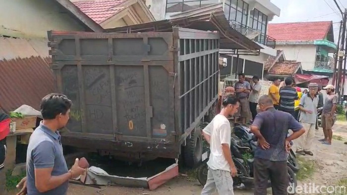 Truk tabrak warung dan motor di Jambi