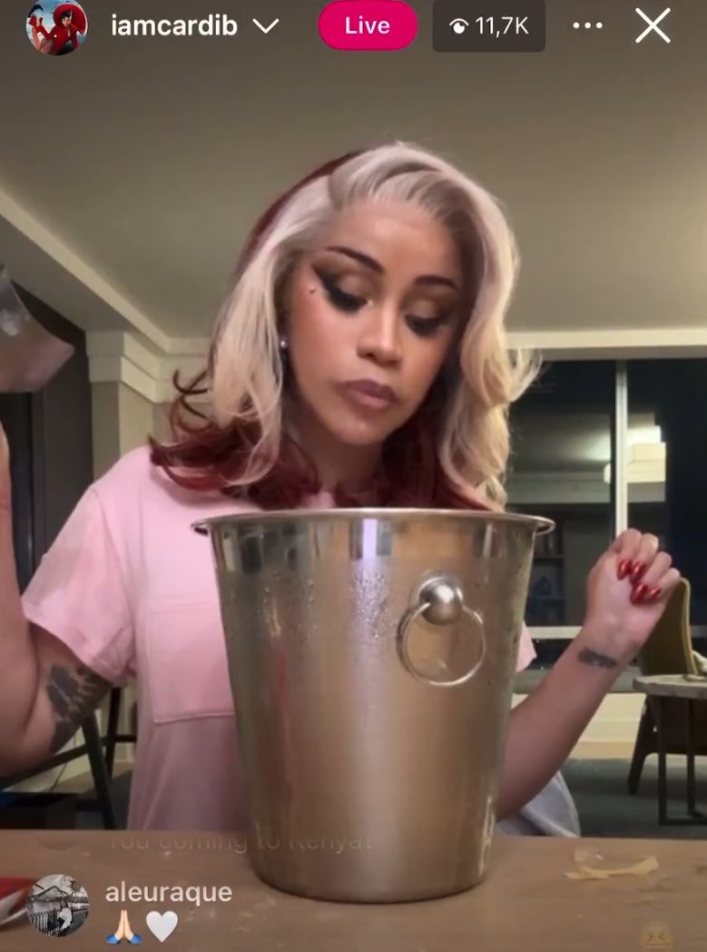 Unik! Hobi Cardi B Ngemil Es Batu Demi Cukupi Cairan Tubuh Unik! Hobi Cardi B Ngemil Es Batu Demi Cukupi Cairan Tubuh