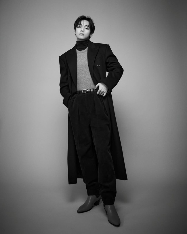 Penampilan V BTS sontak ramai menjadi perbincangan di forum komunitas Korea. Banyak yang menyebutnya sebagai ‘CELINE Prince’ karena pesona yang ia pancarkan. Foto: dok. Instagram @thv