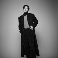 Penampilan V BTS sontak ramai menjadi perbincangan di forum komunitas Korea. Banyak yang menyebutnya sebagai ‘CELINE Prince’ karena pesona yang ia pancarkan. Foto: dok. Instagram @thv