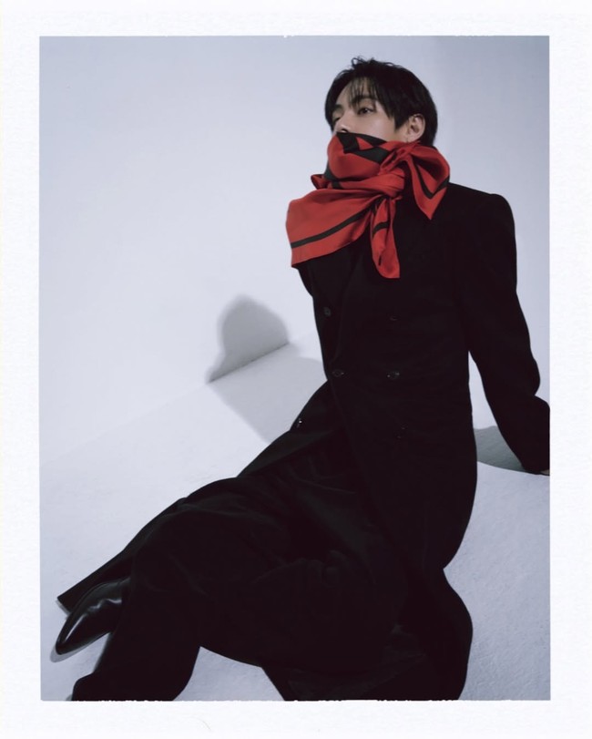 Ia menunjukkan sisi aesthetic-nya yang artsy tapi tetap high fashion, memakai scarf merah dengan cara unik. Ada yang diikat di pinggang, ada yang juga yang menutupi separuh wajahnya. Foto: dok. Instagram @thv