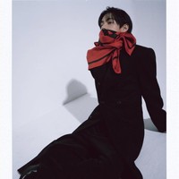 Ia menunjukkan sisi aesthetic-nya yang artsy tapi tetap high fashion, memakai scarf merah dengan cara unik. Ada yang diikat di pinggang, ada yang juga yang menutupi separuh wajahnya. Foto: dok. Instagram @thv