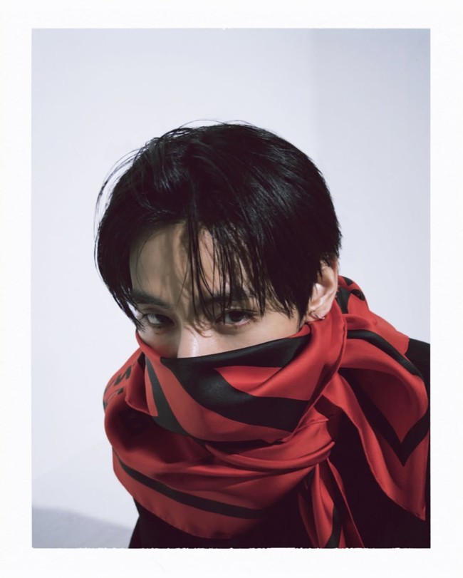 Dalam foto yang dirilis, V BTS menampilkan aura menawan dalam balutan setelan jas hitam, dipadukan dengan scarf merah dari CELINE. Foto: dok. Instagram @thv