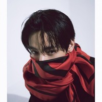 Dalam foto yang dirilis, V BTS menampilkan aura menawan dalam balutan setelan jas hitam, dipadukan dengan scarf merah dari CELINE. Foto: dok. Instagram @thv