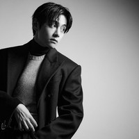 Penggemar pun semakin tak sabar menantikan ‘gebrakan’ V BTS selama gelaran Paris Fashion Week 2026. Foto: dok. Instagram @thv